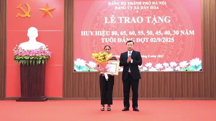 Xã Dân Hòa trang trọng trao Huy hiệu Đảng đợt 02-9-2025 cho 34 đảng viên lão thành