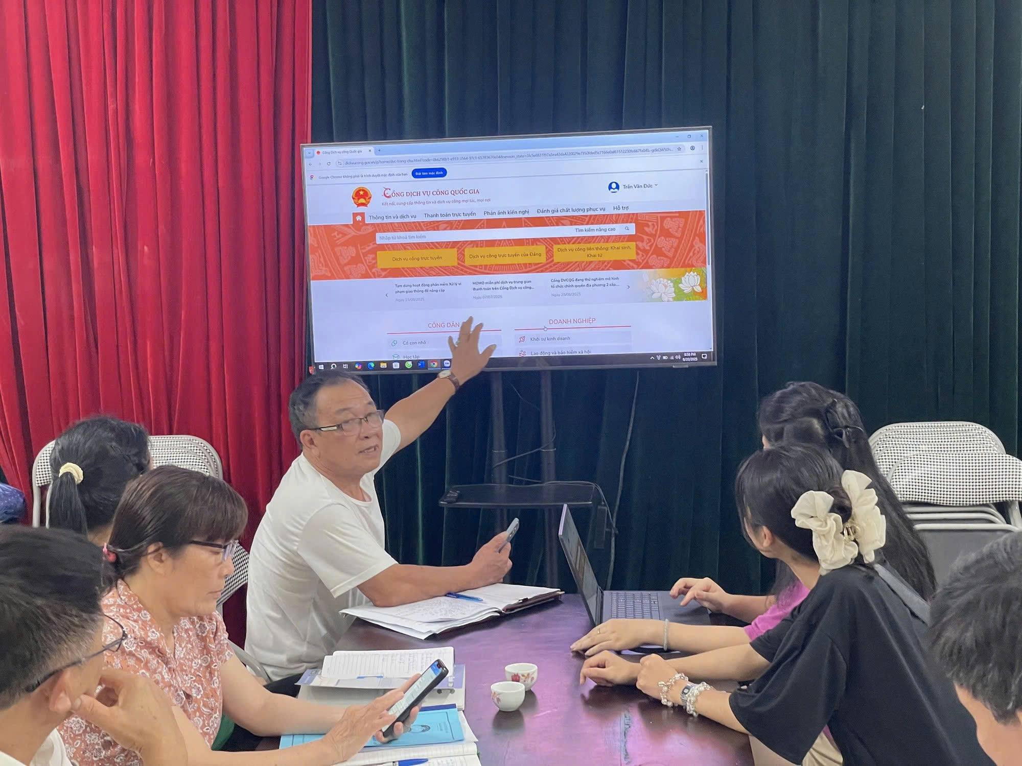 Xã Đông Anh đưa “Bình dân học vụ số” xuống từng thôn, từng nhà trong cao điểm 45 ngày đêm chuyển đổi số
