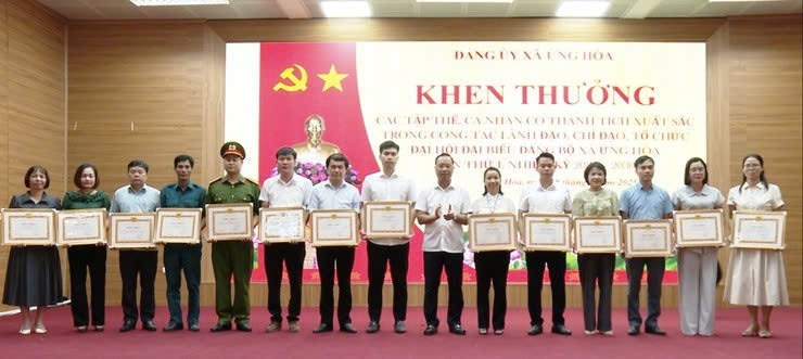 Xã Ứng Hòa tổ chức sinh hoạt chính trị dưới cờ: Nêu cao kỷ cương, lan tỏa khí thế thi đua sau Đại hội Đảng bộ xã lần thứ I