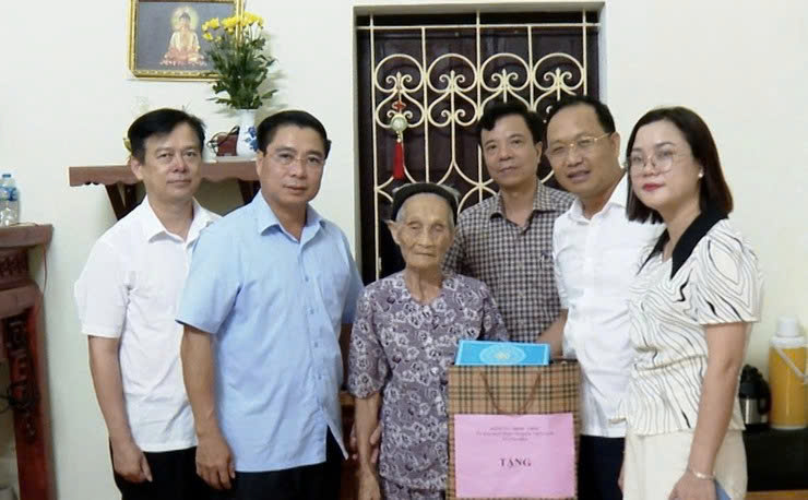 Xã Ứng Hòa tri ân người có công nhân kỷ niệm 80 năm Cách mạng Tháng Tám và Quốc khánh 2-9