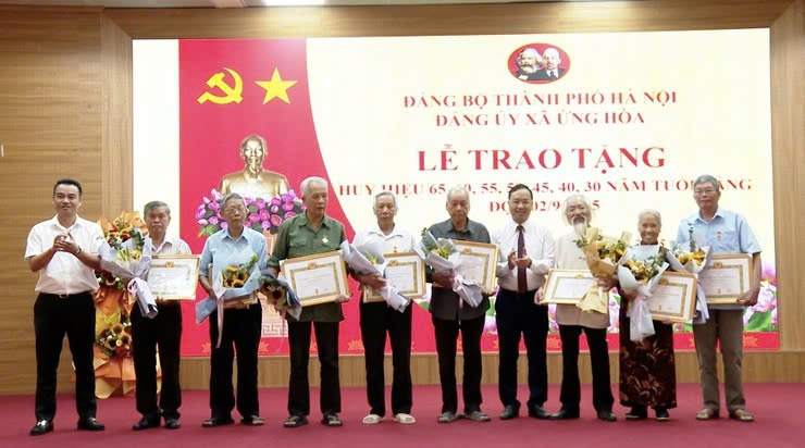 Xã Ứng Hòa trao Huy hiệu Đảng đợt 2-9-2025, tri ân những cống hiến bền bỉ vì lý tưởng cách mạng