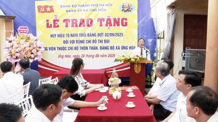 Xã Ứng Hòa trao Huy hiệu 70 năm tuổi Đảng tại nhà, tri ân đảng viên lão thành