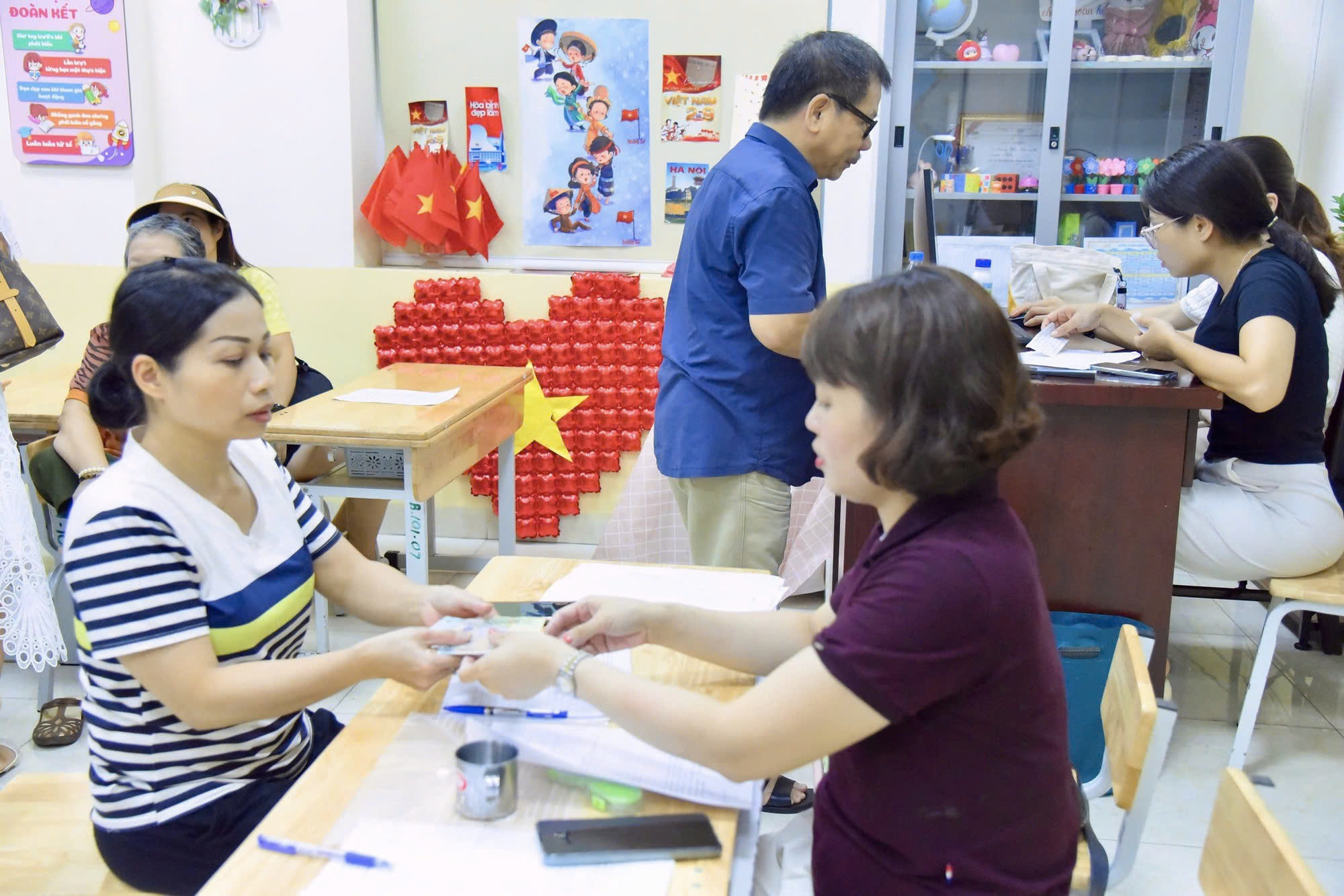 Phường Hoàn Kiếm triển khai đồng bộ việc tặng quà nhân dân dịp kỷ niệm 80 năm Quốc khánh 2-9