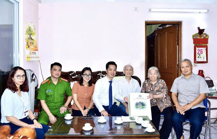 Phường Hoàn Kiếm tri ân người có công, lan tỏa đạo lý “Uống nước nhớ nguồn” nhân dịp Quốc khánh 02-9
