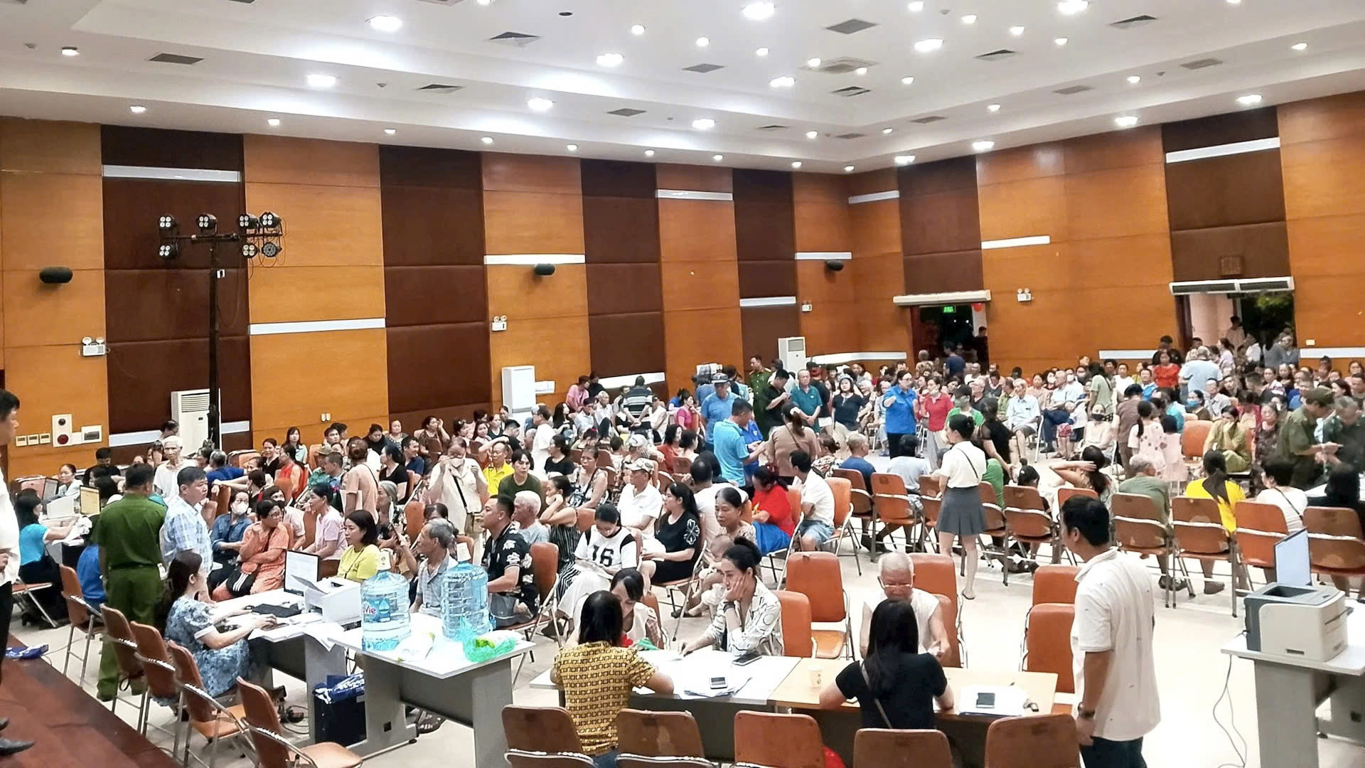 Phường Bạch Mai đồng loạt trao quà mừng Quốc khánh, bảo đảm kịp thời, công khai, đúng đối tượng