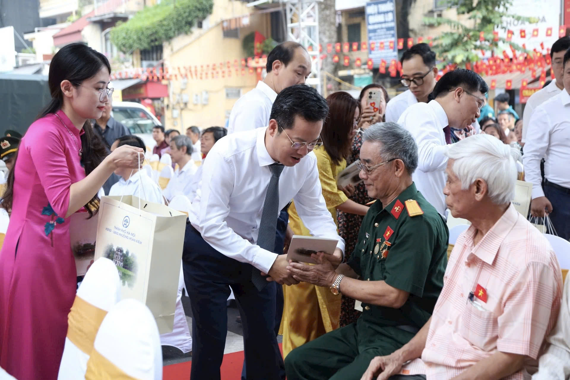 Phường Hoàn Kiếm dâng hương tri ân các anh hùng liệt sĩ, lan tỏa đạo lý uống nước nhớ nguồn dịp Quốc khánh 2-9