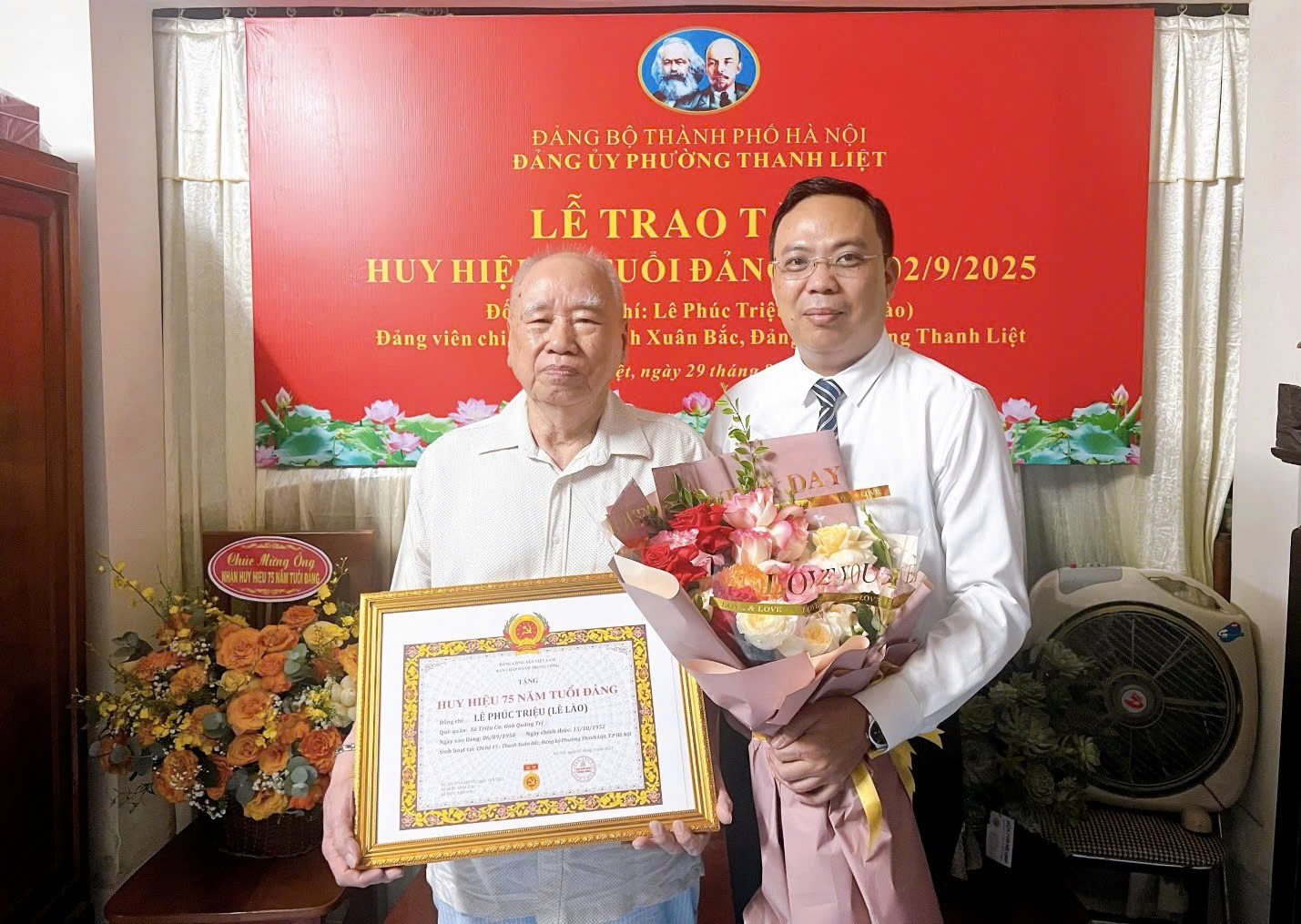 Trao Huy hiệu 75 năm tuổi Đảng - vinh danh một đời tận hiến vì sự nghiệp cách mạng
