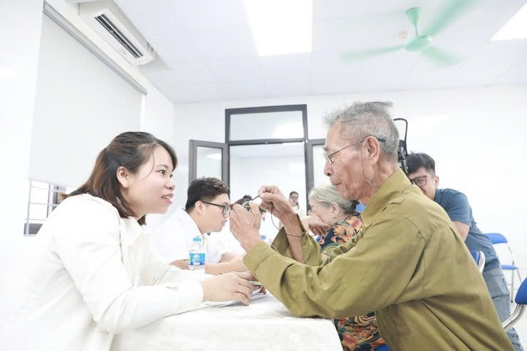 Phường Vĩnh Hưng chăm lo sức khỏe người có công, người cao tuổi nhân dịp kỷ niệm 80 năm Quốc khánh