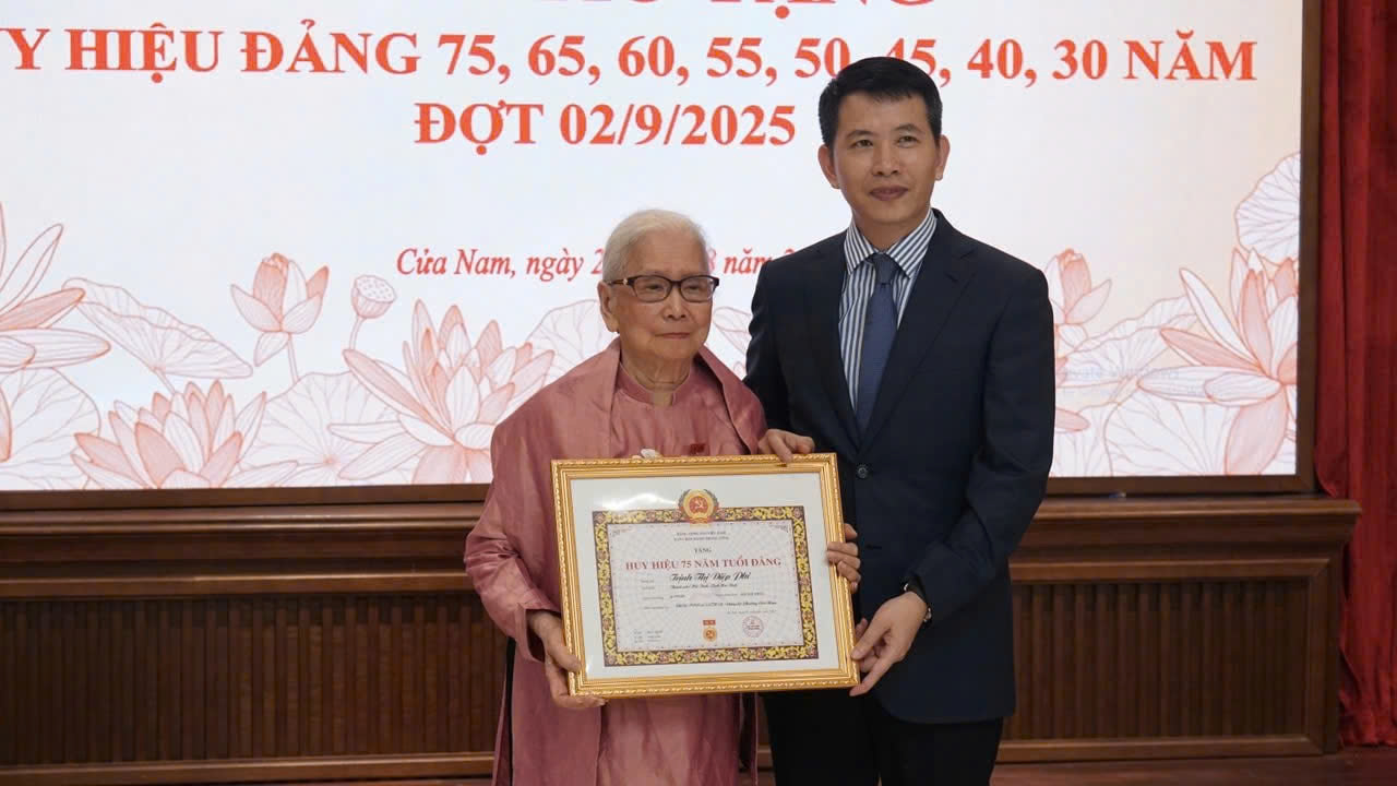 Phường Cửa Nam trang trọng trao Huy hiệu Đảng, lan tỏa niềm tự hào truyền thống cách mạng