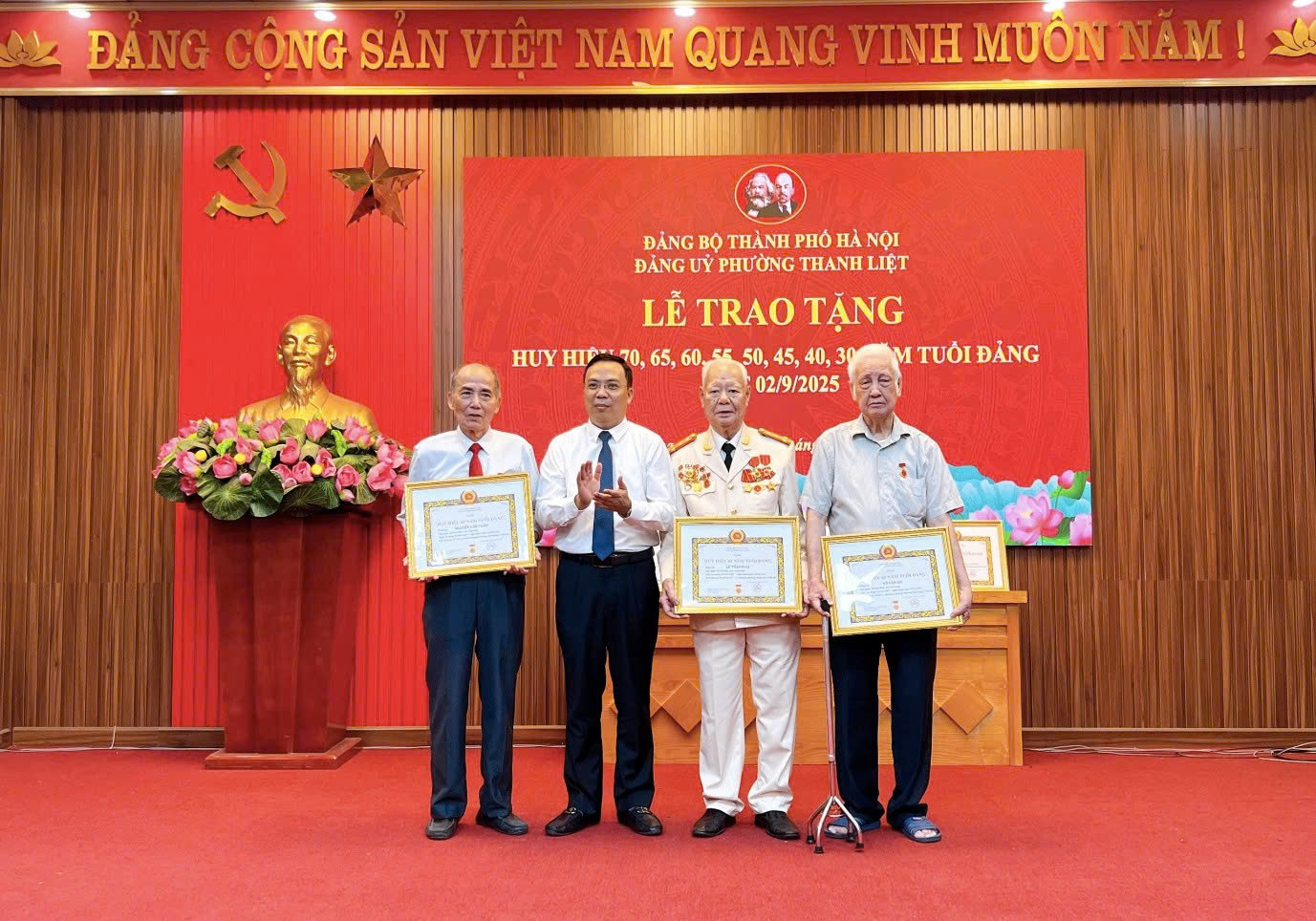 Phường Thanh Liệt trang trọng trao Huy hiệu Đảng, lan tỏa niềm tin son sắt với Đảng trong mùa Quốc khánh