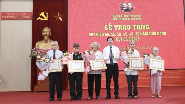 Phường Vĩnh Hưng trao Huy hiệu Đảng đợt 02-9, tôn vinh những cống hiến bền bỉ của đảng viên lão thành