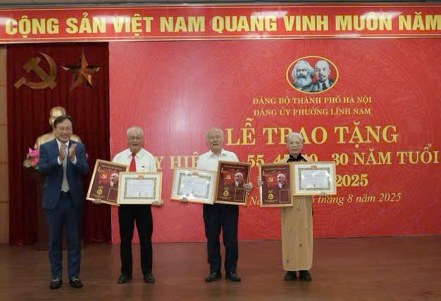 Đảng bộ phường Phường Lĩnh Nam trang trọng trao Huy hiệu Đảng đợt 02-9
