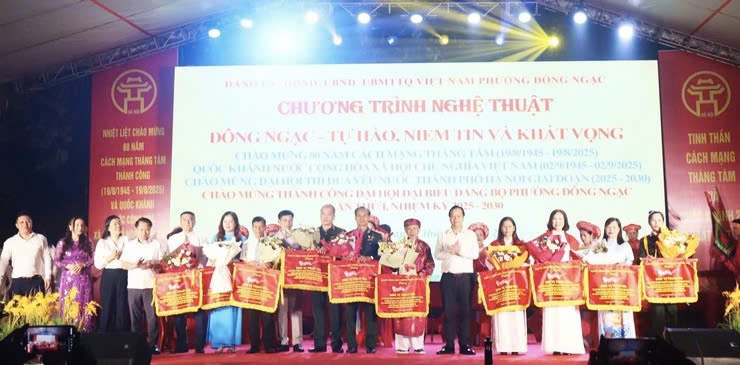 Phường Đông Ngạc thắp sáng niềm tin và khát vọng trong đêm nghệ thuật mừng Tết Độc lập