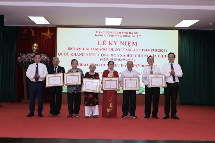 Phường Đông Ngạc kỷ niệm 80 năm Cách mạng Tháng Tám, Quốc khánh 2-9 và trao Huy hiệu Đảng đợt 2-9-2025