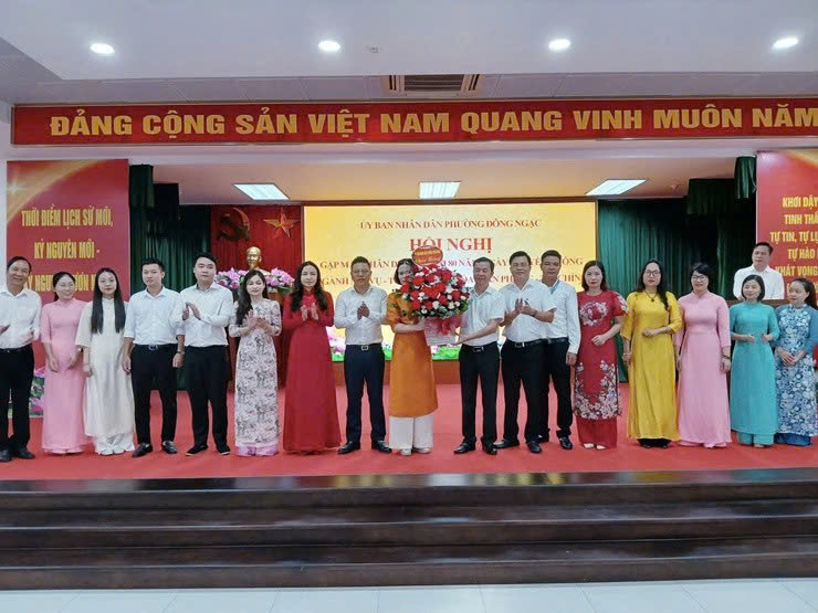 Phường Đông Ngạc gặp mặt các ngành Nội vụ, Văn phòng, Tư pháp, Văn hóa, Tài chính nhân kỷ niệm 80 năm ngày truyền thống