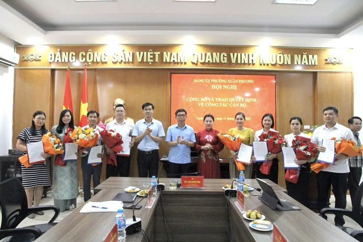 Phường Xuân Phương trao quyết định điều động, luân chuyển cán bộ: Tăng cường nguồn lực, đáp ứng yêu cầu nhiệm vụ giai đoạn mới