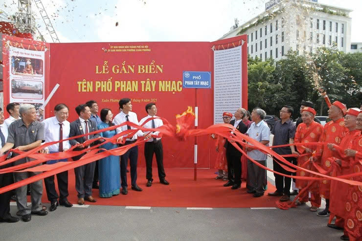 Phường Xuân Phương công bố và gắn biển phố Phan Tây Nhạc: Tôn vinh vị tướng thời Hùng Vương, gìn giữ giá trị lịch sử - văn hóa địa phương