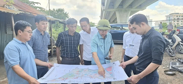Bí thư Đảng ủy phường Xuân Phương khảo sát tiến độ các dự án hạ tầng trọng điểm trên địa bàn