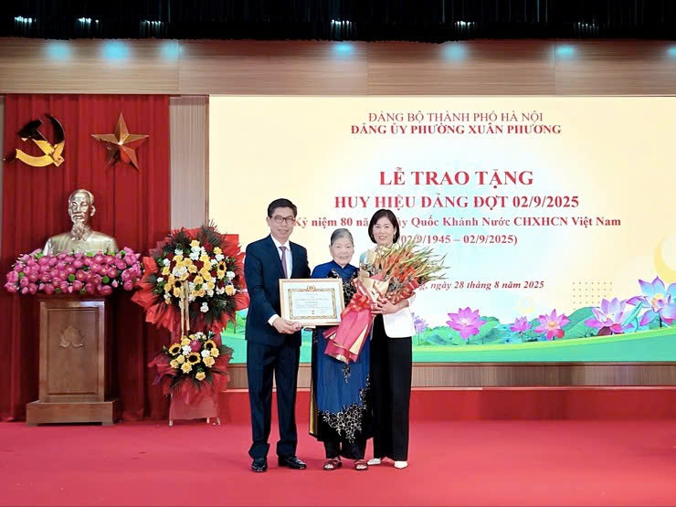 Đảng ủy phường Xuân Phương trao Huy hiệu Đảng cho 43 đảng viên nhân kỷ niệm 80 năm Quốc khánh 2-9