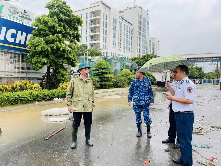 Phường Tây Mỗ kiểm tra khẩn công tác ứng phó bão số 5, tập trung bảo vệ khu dân cư và công trình trọng điểm