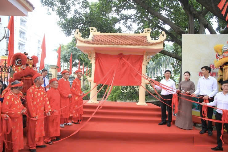 Phường Xuân Phương gắn biển địa điểm lưu niệm sự kiện Chủ tịch Hồ Chí Minh về thăm nhân dân Kiều Mai