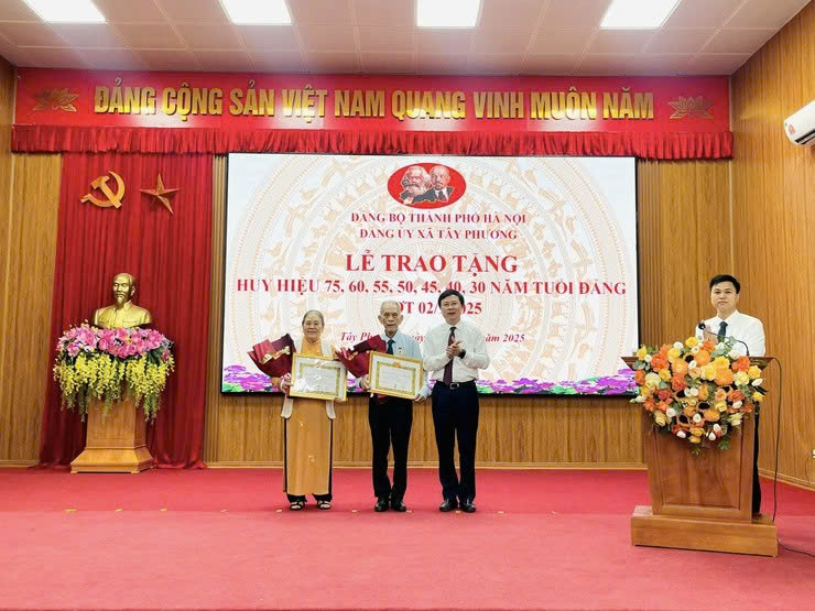 Xã Tây Phương trao tặng Huy hiệu Đảng đợt 2-9, tri ân những đảng viên kiên trung với lý tưởng cách mạng