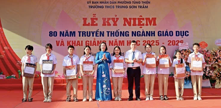 Phường Tùng Thiện tưng bừng khai giảng năm học 2025-2026: Khí thế mới cho mục tiêu “Kỷ cương - Sáng tạo - Đột phá - Phát triển”