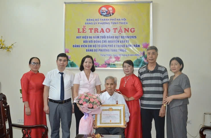 Phường Tùng Thiện trao Huy hiệu 80 năm, 60 năm tuổi đảng cho các đảng viên lão thành tại nhà riêng