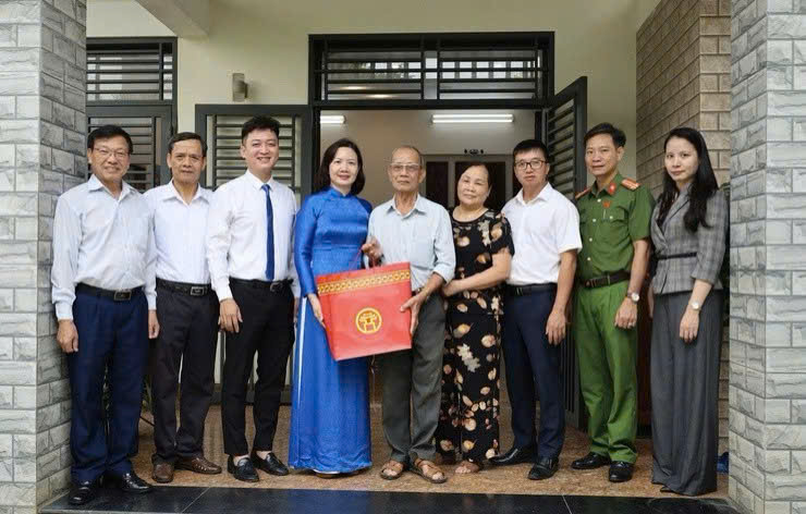 Phường Tùng Thiện thăm, tặng quà gia đình chính sách nhân kỷ niệm 80 năm Quốc khánh 2-9