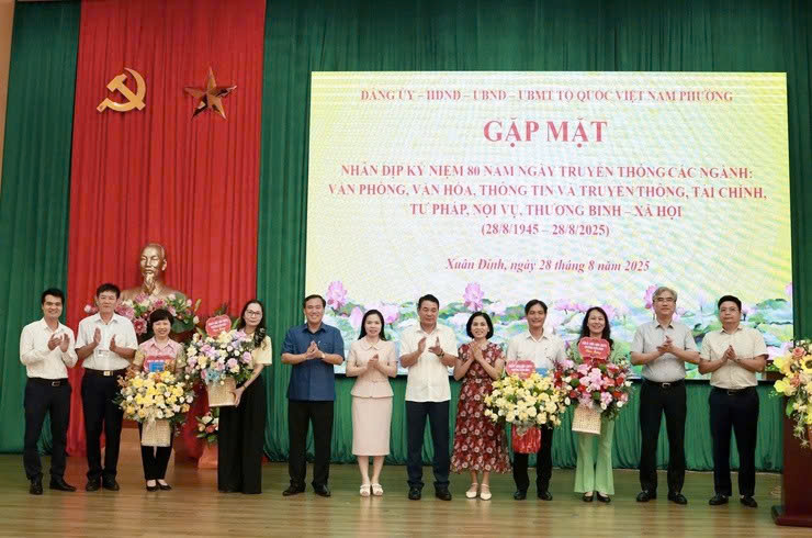 Phường Xuân Đỉnh gặp mặt kỷ niệm 80 năm Ngày truyền thống các ngành tham mưu, quản lý nhà nước
