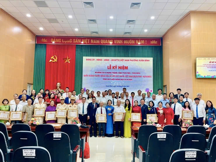 Phường Xuân Đỉnh kỷ niệm 80 năm Cách mạng Tháng Tám, Quốc khánh 2-9 và trao Huy hiệu Đảng đợt 2-9