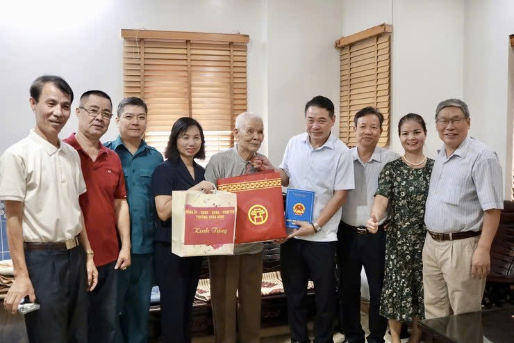 Phường Xuân Đỉnh dâng hương tưởng niệm liệt sĩ, tri ân người có công nhân kỷ niệm 80 năm Cách mạng Tháng Tám và Quốc khánh
