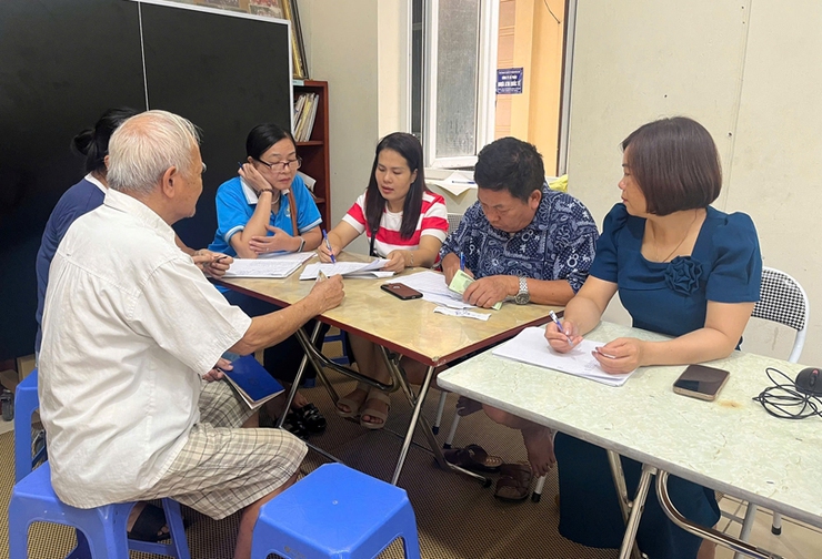 Phường Phú Diễn khẩn trương chi trả quà Tết Độc lập, lan tỏa niềm vui Quốc khánh trong từng khu dân cư