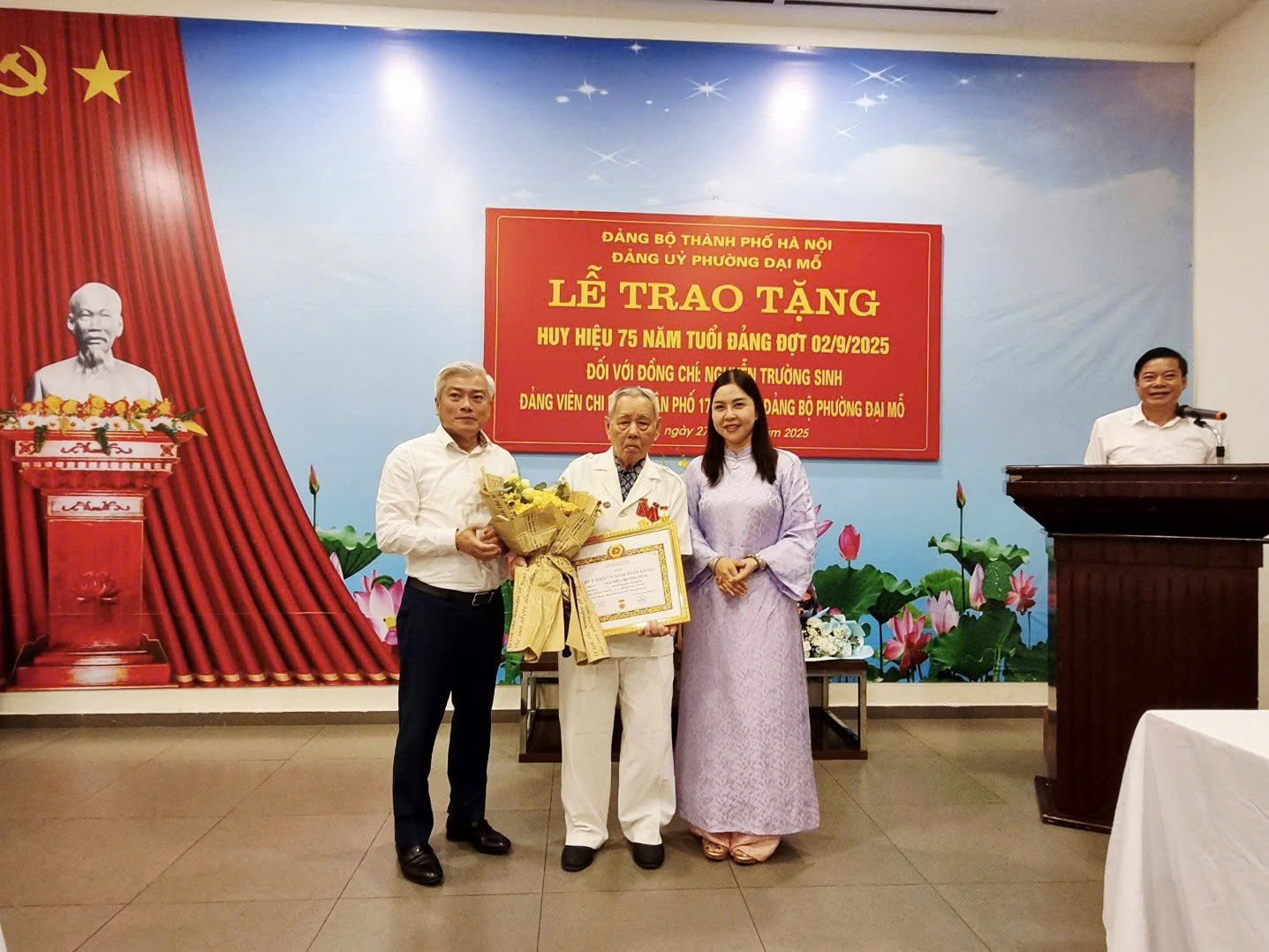Trao Huy hiệu 75 năm tuổi Đảng - dấu mốc cao quý ghi nhận cống hiến của đảng viên Nguyễn Trường Sinh