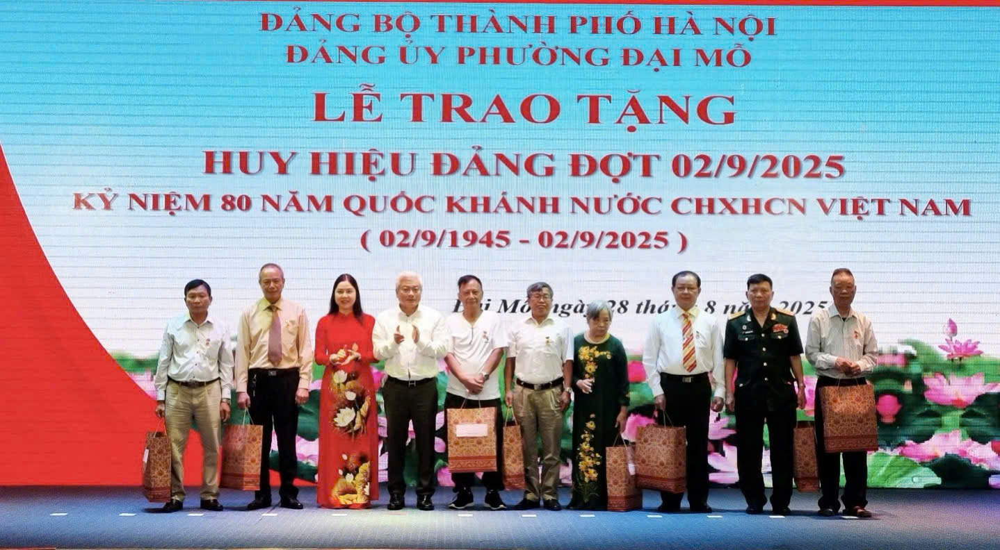 Phường Đại Mỗ trang trọng trao Huy hiệu Đảng đợt 02-9, tri ân những cống hiến bền bỉ vì sự nghiệp cách mạng