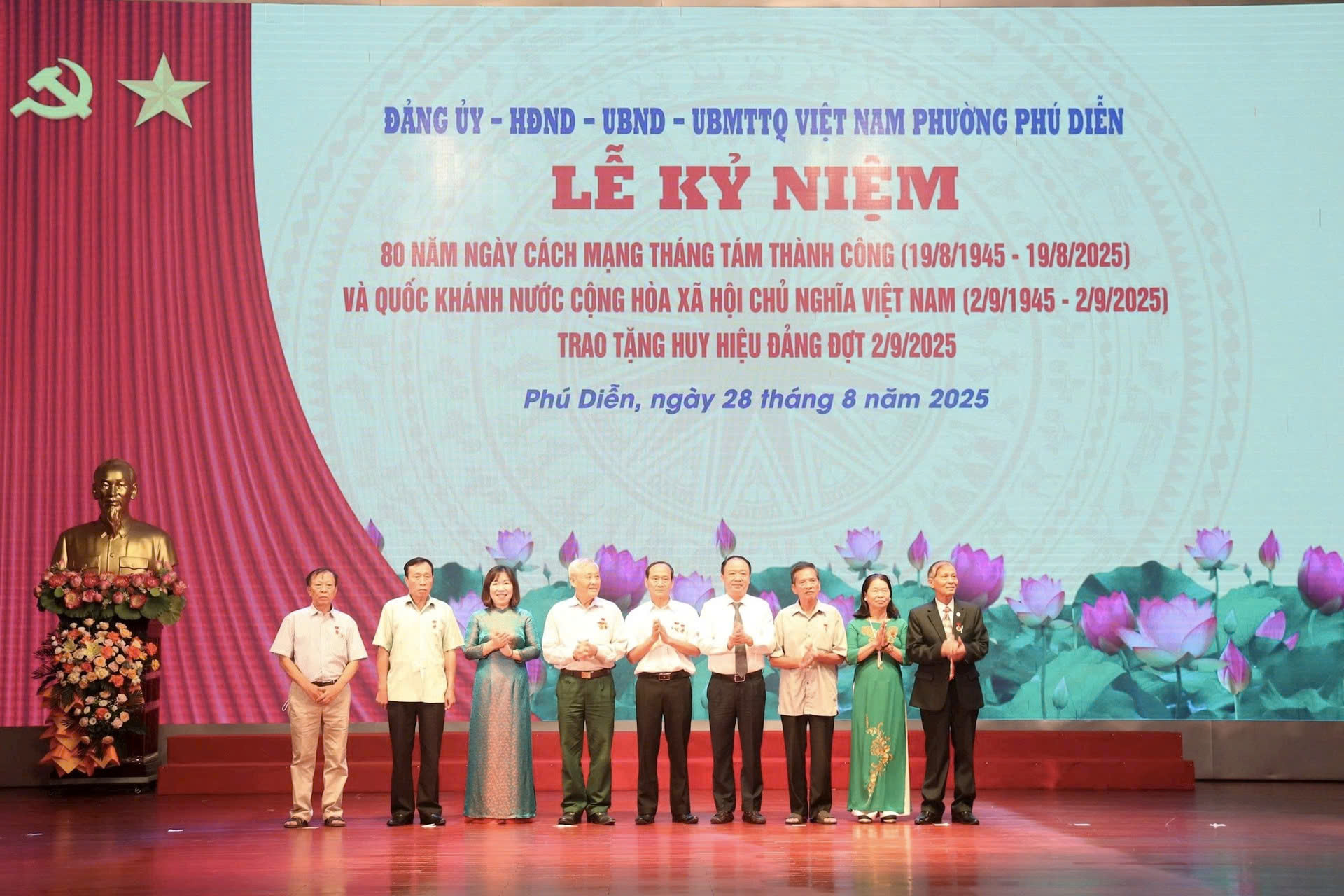 Phường Phú Diễn tôn vinh đảng viên lão thành, lan tỏa giá trị “tuổi cao, gương sáng” trong xây dựng Đảng và đô thị văn minh