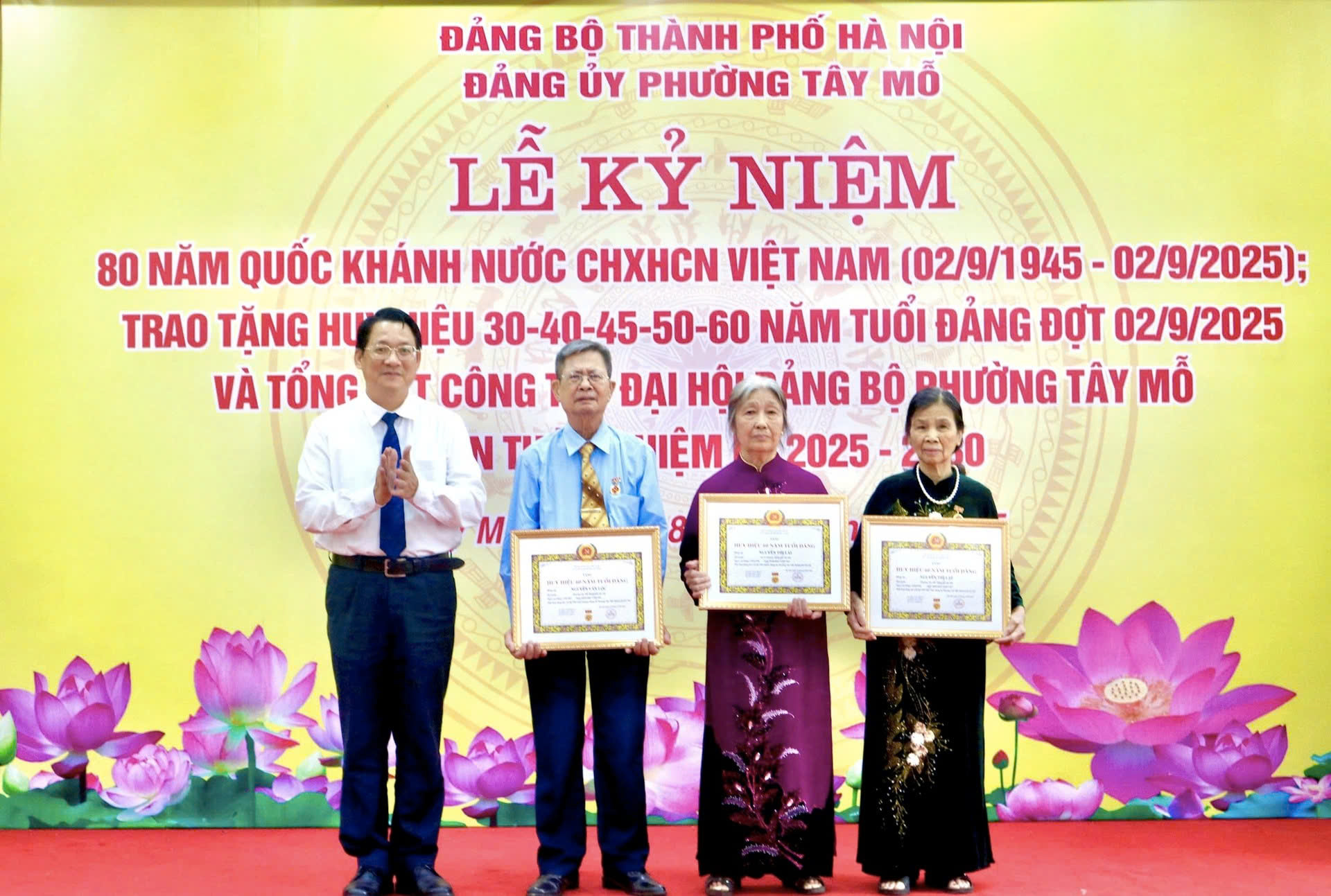 Phường Tây Mỗ kỷ niệm 80 năm Quốc khánh, trao Huy hiệu Đảng và tổng kết Đại hội Đảng bộ phường lần thứ I