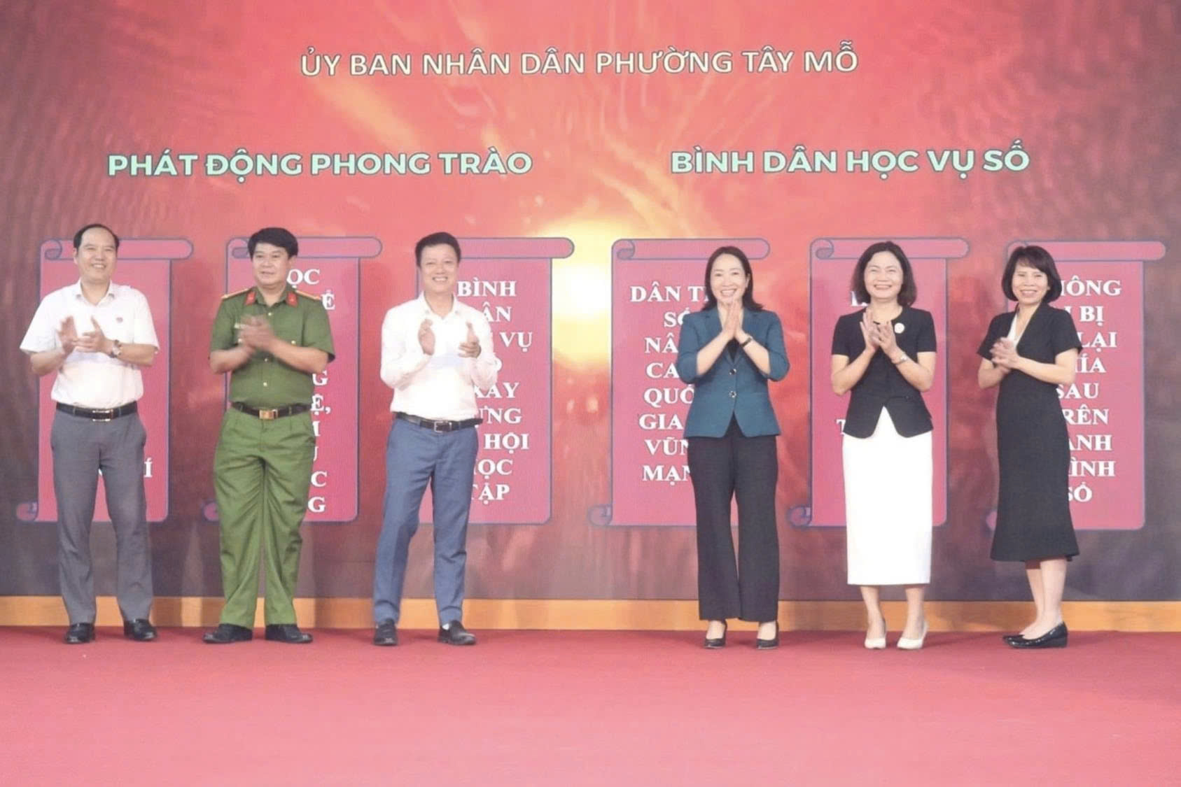 Phường Tây Mỗ phát động “Bình dân học vụ số”, đẩy mạnh chuyển đổi số từ cơ sở