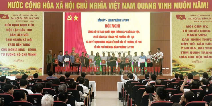 Phường Tây Tựu công bố thành lập Khối Dân vận và 20 Tổ dân vận; trao quyết định công nhận Tổ trưởng, Tổ phó Tổ dân phố nhiệm kỳ 2025-2027
