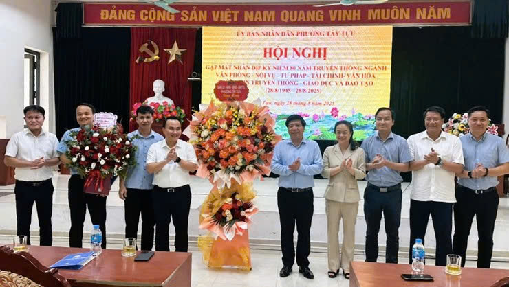Phường Tây Tựu gặp mặt kỷ niệm 80 năm Ngày truyền thống các ngành: Dấu ấn trách nhiệm trong giai đoạn vận hành mô hình chính quyền địa phương hai cấp