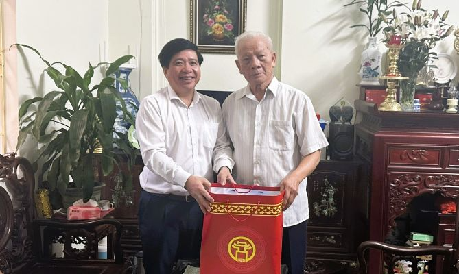 Lãnh đạo phường Tây Tựu tri ân gia đình người có công nhân dịp kỷ niệm 80 năm Cách mạng Tháng Tám và Quốc khánh 2-9