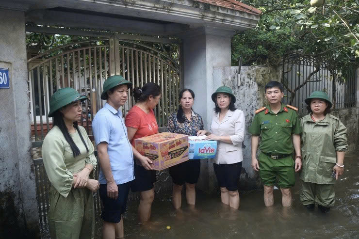 Lãnh đạo phường Tây Mỗ kịp thời thăm hỏi, hỗ trợ người dân bị ảnh hưởng hoàn lưu bão số 5