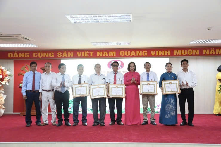 Đảng uỷ phường Dương Nội trang trọng trao Huy hiệu Đảng, tri ân những cống hiến bền bỉ của các thế hệ đảng viên