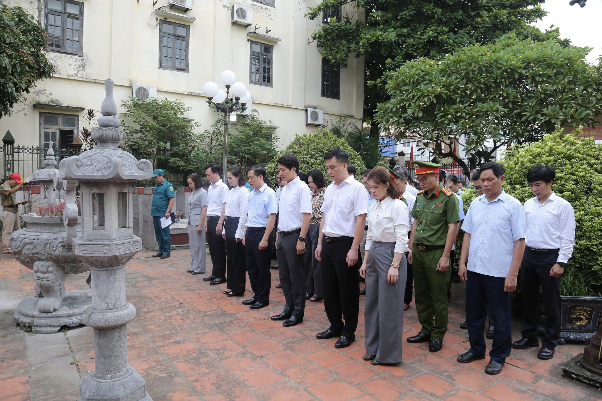 Phường Dương Nội dâng hương tưởng niệm các anh hùng liệt sĩ nhân kỷ niệm 80 năm Cách mạng Tháng Tám và Quốc khánh 2-9