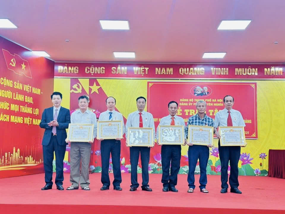 Phường Yên Nghĩa trang trọng trao Huy hiệu Đảng, lan tỏa giá trị cống hiến và niềm tự hào cách mạng