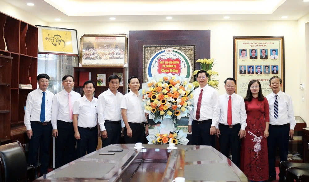 Lãnh đạo xã Quảng Bị chúc mừng năm học mới, động viên thầy trò Trường THPT Chúc Động bước vào năm học 2025-2026