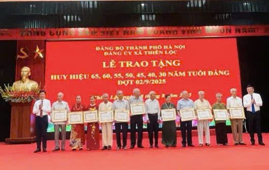 Đảng uỷ xã Thiên Lộc trao Huy hiệu Đảng đợt 2-9, tri ân 77 đảng viên tiêu biểu