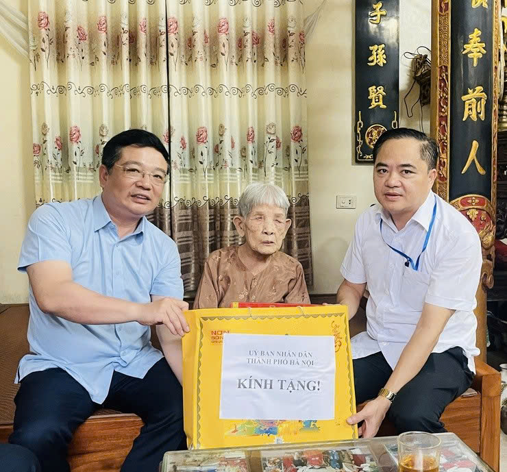 Bí thư Đảng ủy xã Thiên Lộc tri ân người có công nhân kỷ niệm 80 năm Quốc khánh 2-9