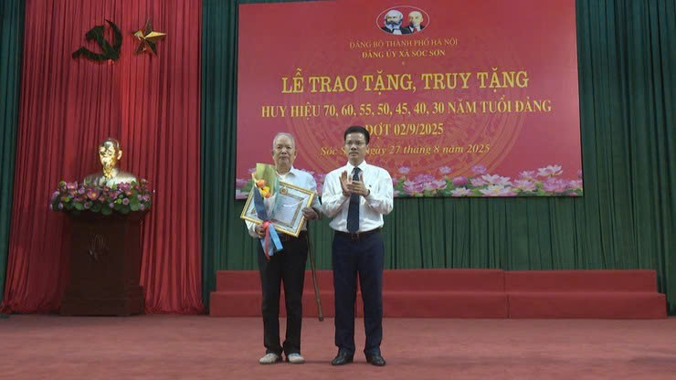 Đảng bộ xã Sóc Sơn trao Huy hiệu Đảng cho 140 đảng viên nhân dịp kỷ niệm 80 năm Cách mạng Tháng Tám và Quốc khánh 2-9