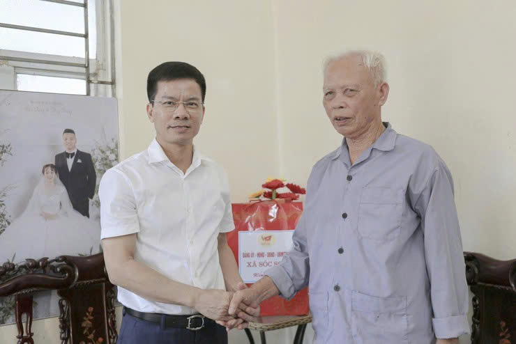 Bí thư Đảng uỷ xã Sóc Sơn tri ân người có công nhân kỷ niệm 80 năm Cách mạng Tháng Tám và Quốc khánh 2-9